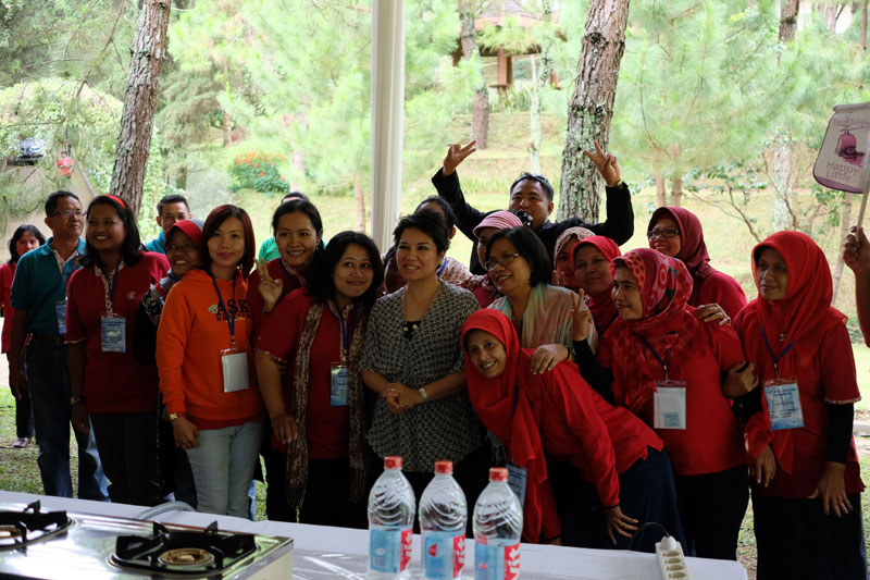 Demo Masak di Twin Tulipware  Desi Trisnawati